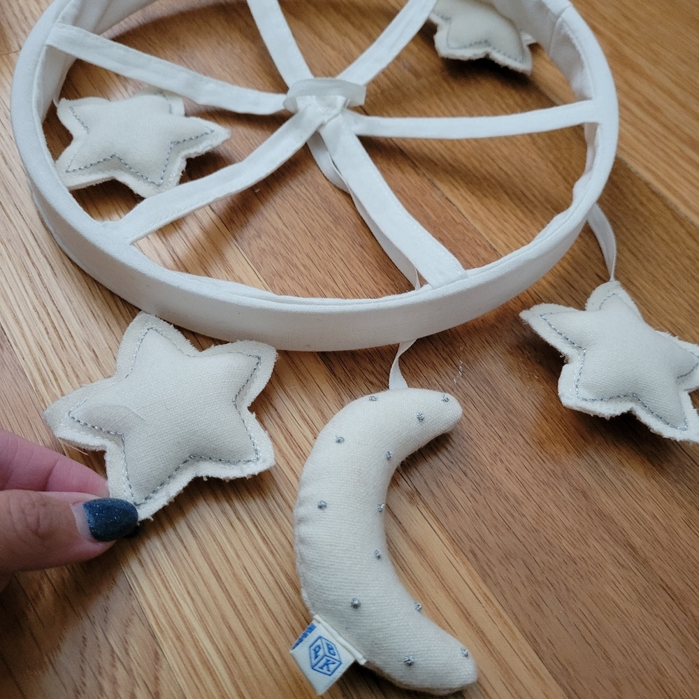 POTTERY BARN White felt and Silver thread mobile + wooden crib mobile arm